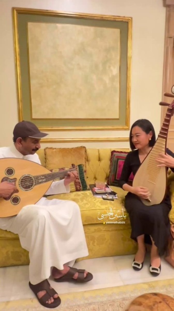 أهداني-عوده-الخاص-فنانة-صينية-كتبت-بحثين-أكاديميين-عن-عزف.jpg