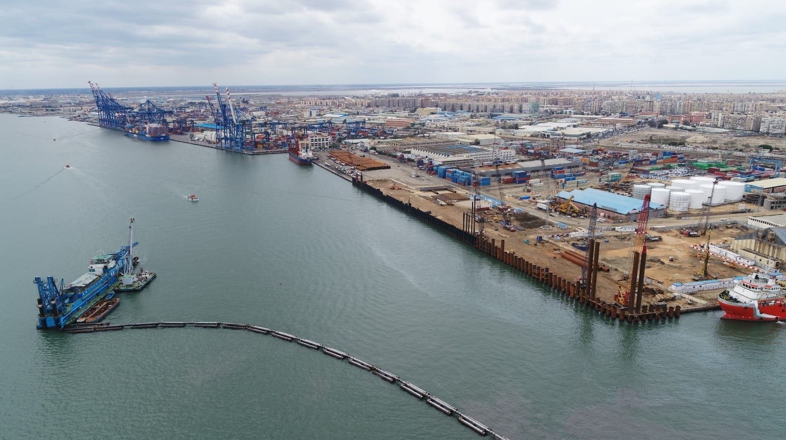 مصر-تعلن-عن-استثمارات-عملاقة-بقناة-السويس-خلال-شهر.jpg
