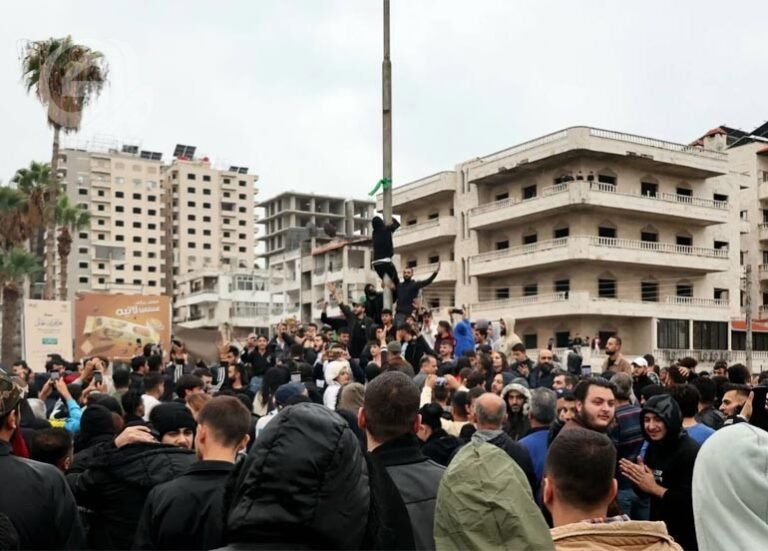 الاحتجاجات-الشعبية-في-الساحل-السوري-بين-المطالب-المعيشية-والتعامل-الأمني.jpg