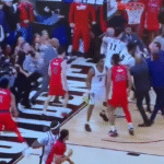 شجار-عنيف-في-مباراة-لكرة-السلة-الأمريكية-ينتهي-بطرد-6.png