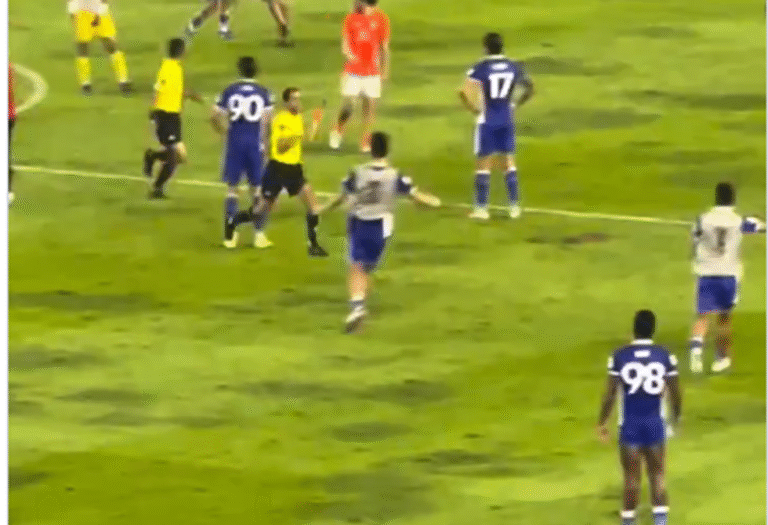 غادر-الملعب-مع-مساعديه-وهم-يركضون-حكم-سعودي-يتعرض-لموقف.png