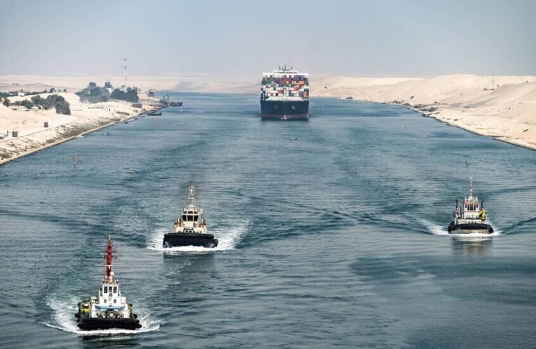 قناة-السويس-تستعيد-عافيتها-عودة-العملاق-الألماني-هاباج-لويد-وضخ.jpg