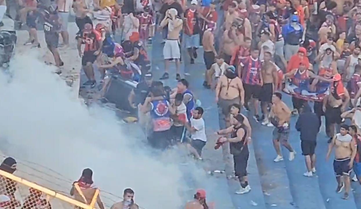 اشتباكات-دموية-في-المدرجات-تتسبب-في-إلغاء-كلاسيكو-باراغواي-فيديو.JPG