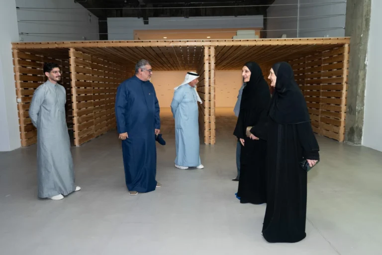 ريم-الفيصل-تحاور-الضوء-واللون-في-معرض-أرض-الحجيج-والشعراء.webp.webp