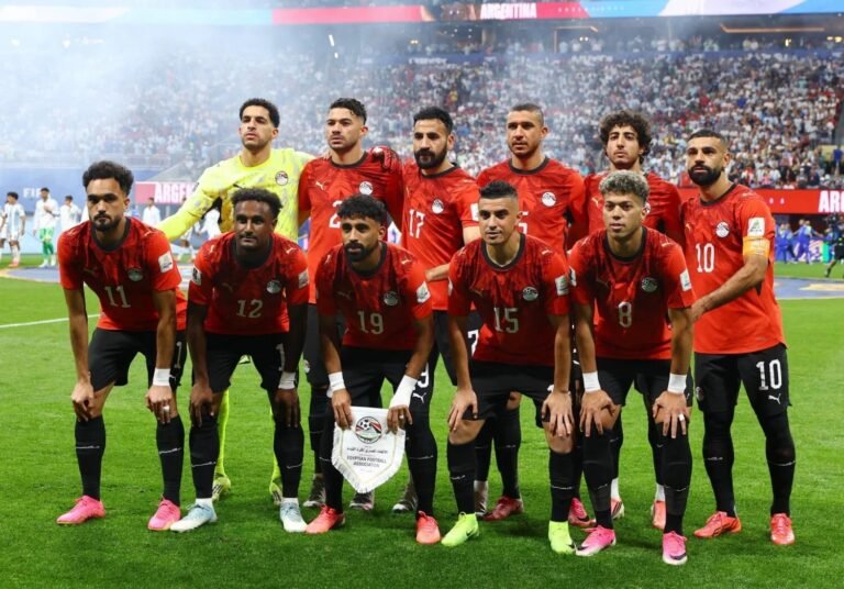 السيسي-يستقبل-أبطال-منتخب-مصر-ويمنحهم-كأس-الجدارة-ويوجه-رسالة.jpg
