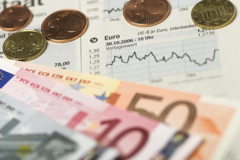 الولايات-المتحدة-وأوروبا-تراهنان-على-236-تريليون-دولار-لاستعادة-سيادتهما.jpg