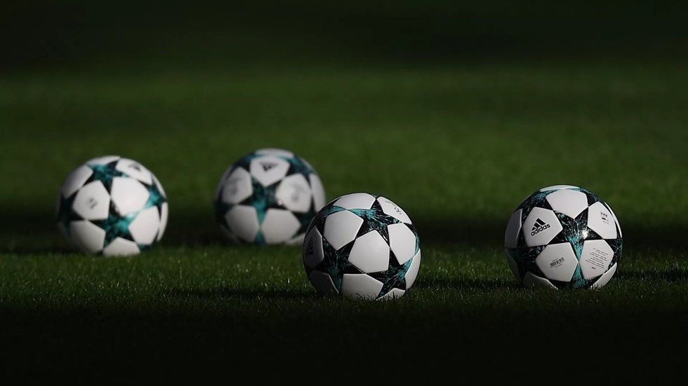 يوميات-كأس-العالم-الأول-شرطي-يتسبب-في-هدف-وحكم-يفر.jpg