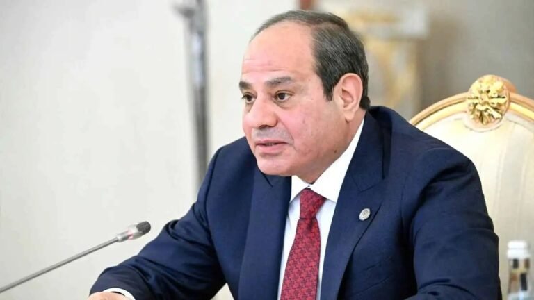 خط-أحمر-عند-200-متر-السيسي-يوجه-بإنهاء-احتكار-الشواطئ.jpg