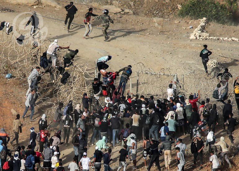 سبتة-تحت-ضغط-الهجرة-الجماعية-61-قتيلا-وعشرات-الآلاف-يعبرون.jpg