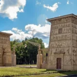 حين-سحرت-مصر-الروس-كيف-وصلت-بوابة-فرعونية-إلى-بطرسبورغ؟.webp.webp