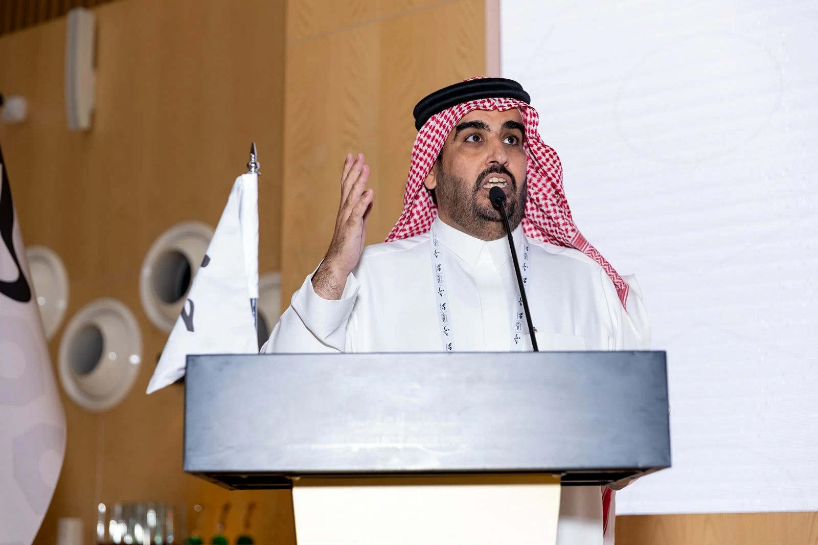 600-شاعر-و60-ألف-صوت-حرف-تتوّج-القحطاني-بذهبية-الشعر.webp.webp