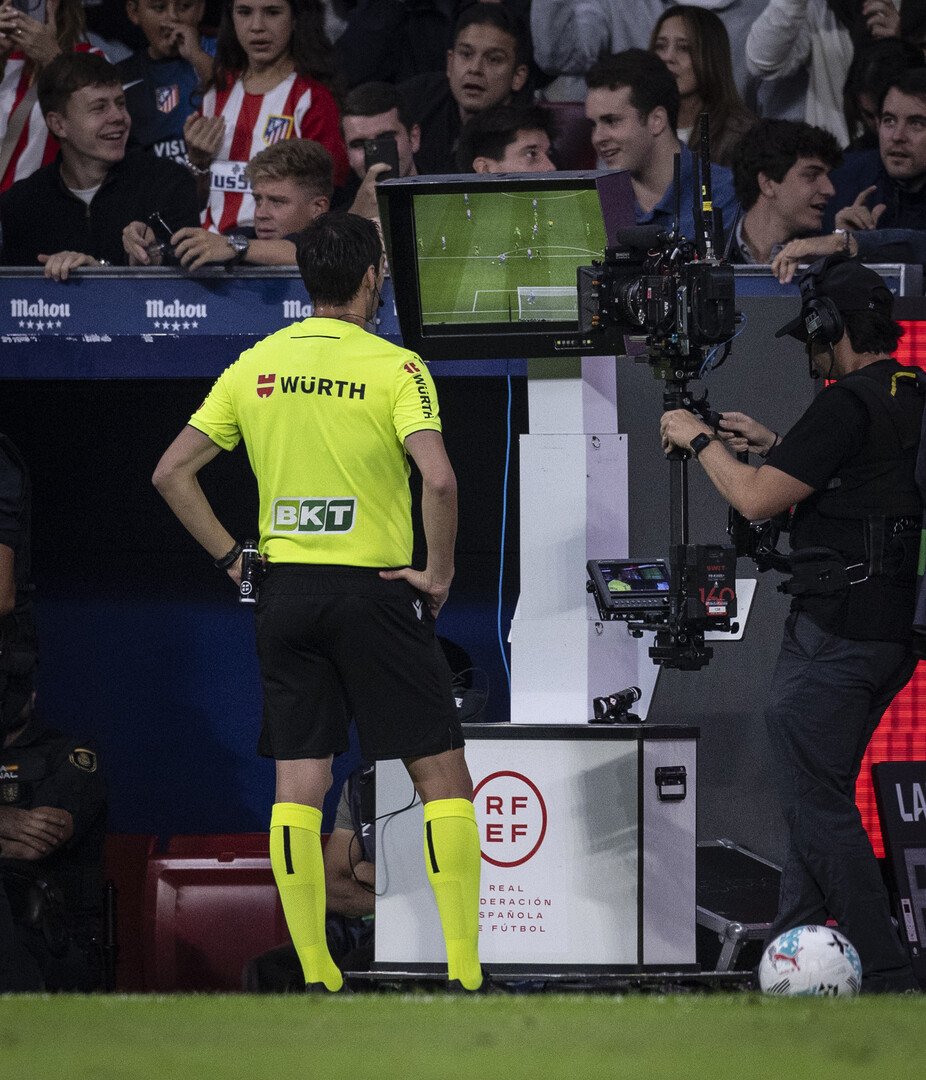 فضيحة-قبل-الكلاسيكو-تلفزيون-ريال-مدريد-يتهم-لاعبي-برشلونة-بالتدخل.jpg
