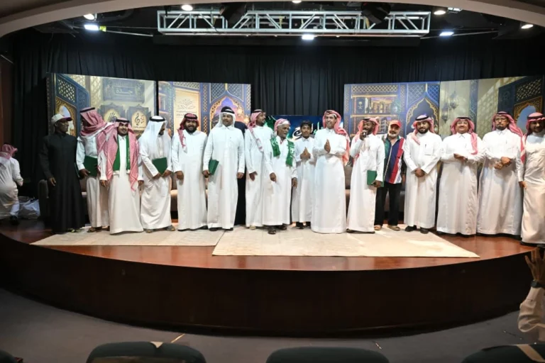 من-ألوان-الأندية-إلى-راية-الوطن-غناء-المدرج-يحتفي-بنجوم.webp.webp