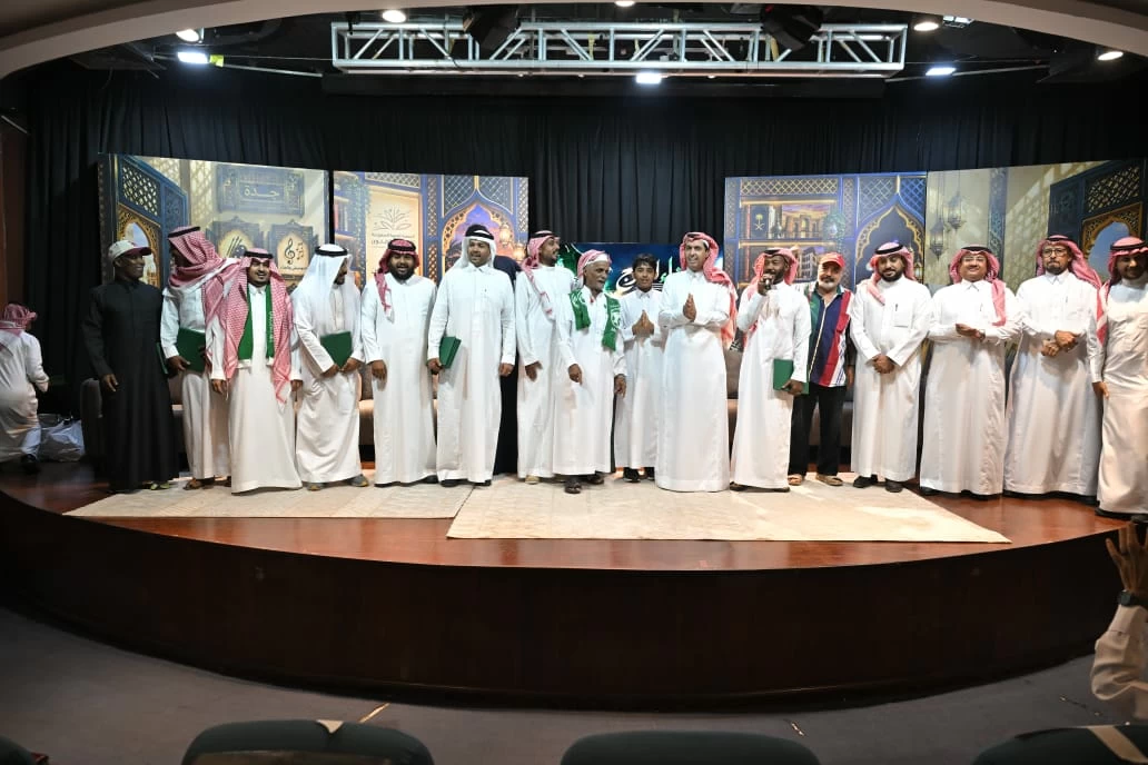 من-ألوان-الأندية-إلى-راية-الوطن-غناء-المدرج-يحتفي-بنجوم.webp.webp